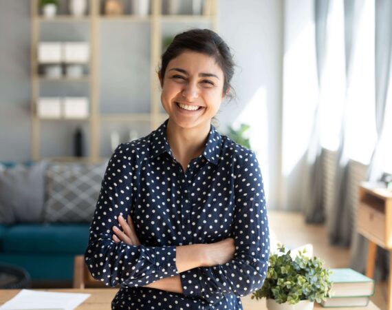 femme souriante intérieur halpades